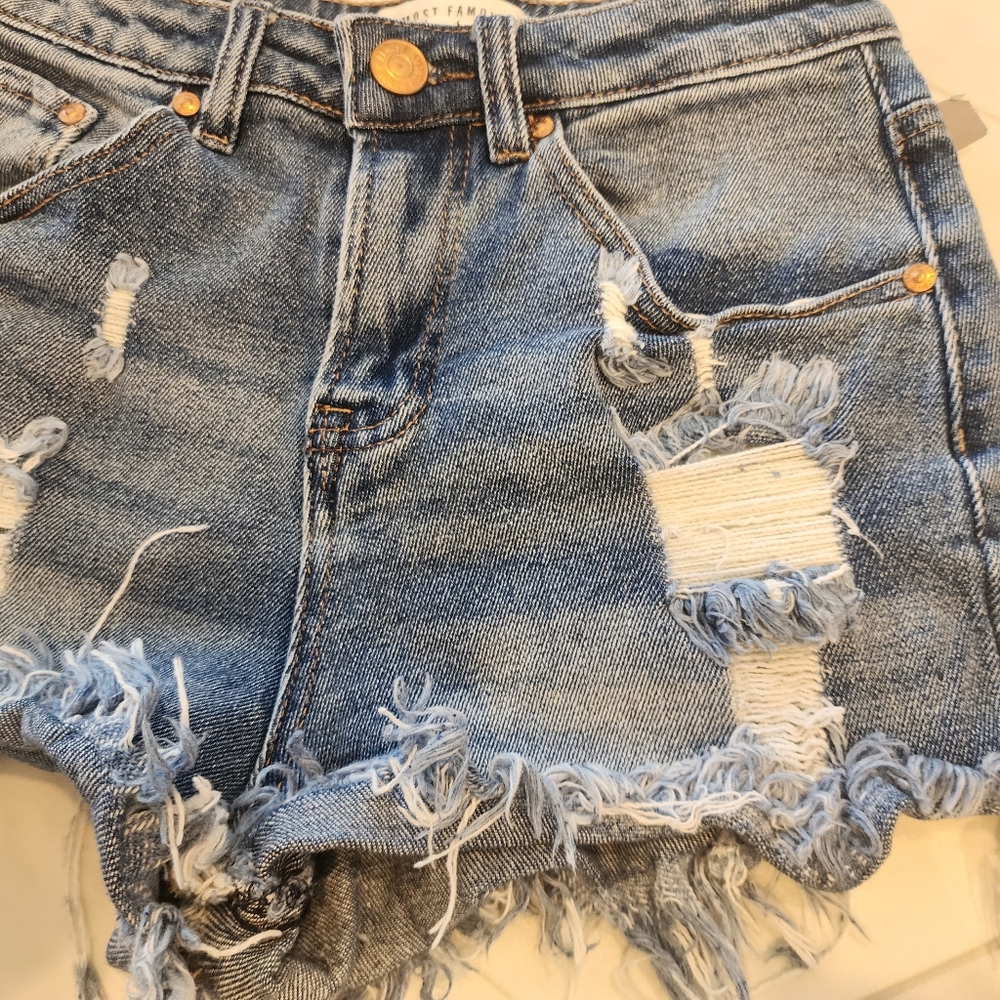 Almost famous, womens size 3, CUTEST fringed distressed denim short shortsπ©· - Picture 5 of 13